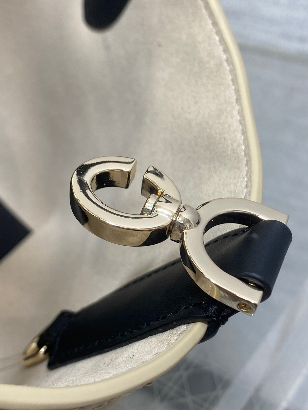 Dior 带着 Toujours 去旅行 超大菱格的设计 搭配 的字母配饰 摩登 感十足 包身结构十分柔软