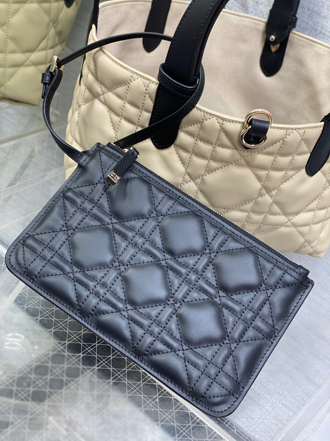 Dior 带着 Toujours 去旅行 超大菱格的设计 搭配 的字母配饰 摩登 感十足 包身结构十分柔软