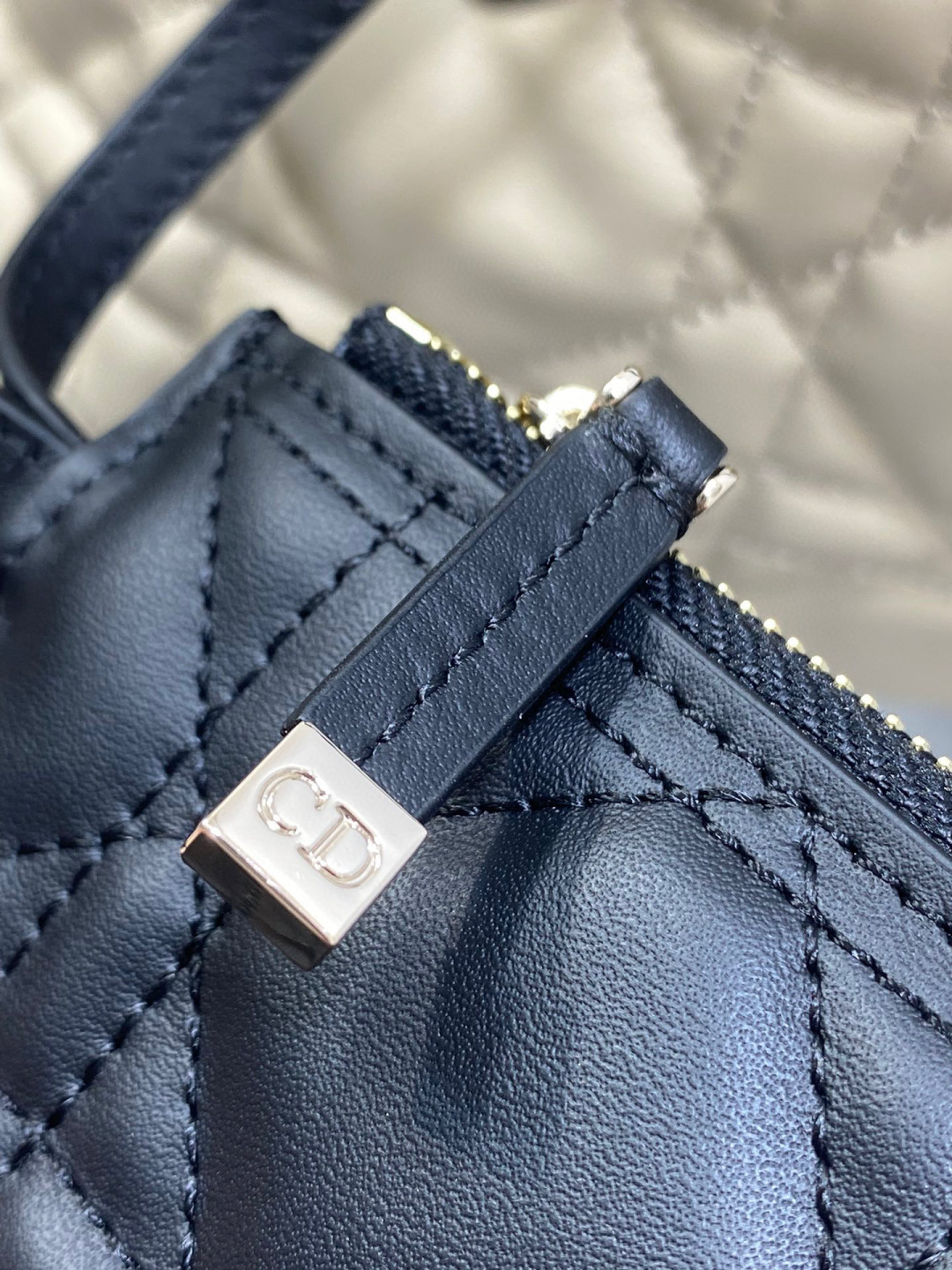Dior 带着 Toujours 去旅行 超大菱格的设计 搭配 的字母配饰 摩登 感十足 包身结构十分柔软