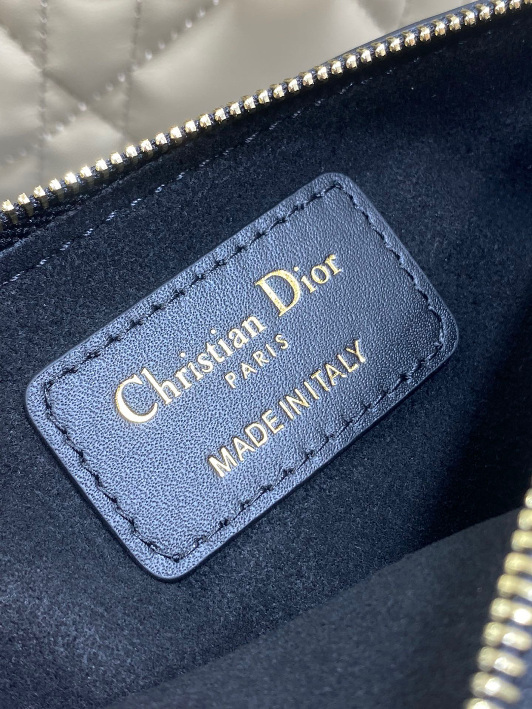 Dior 带着 Toujours 去旅行 超大菱格的设计 搭配 的字母配饰 摩登 感十足 包身结构十分柔软