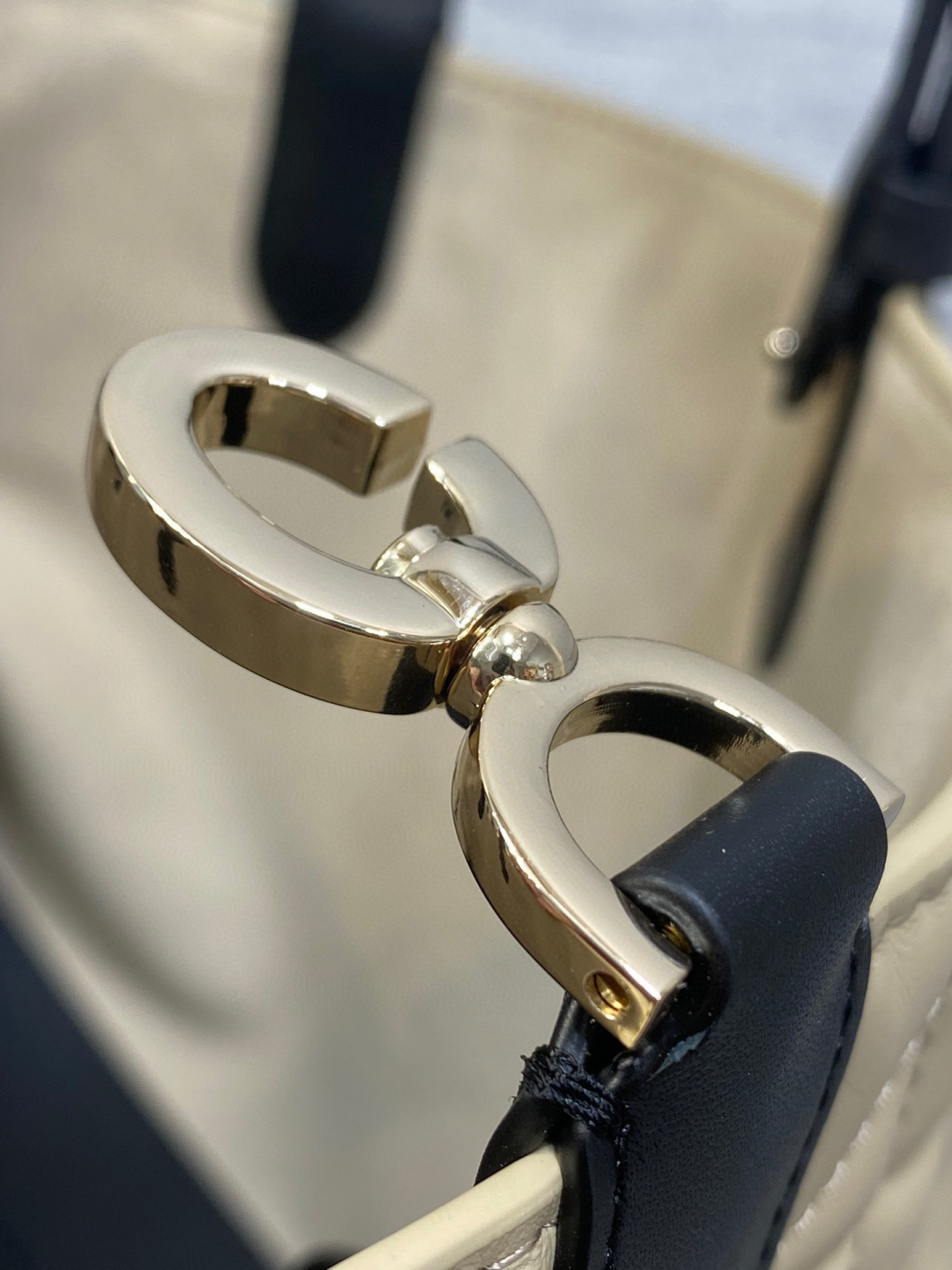 Dior 带着 Toujours 去旅行 超大菱格的设计 搭配 的字母配饰 摩登 感十足 包身结构十分柔软