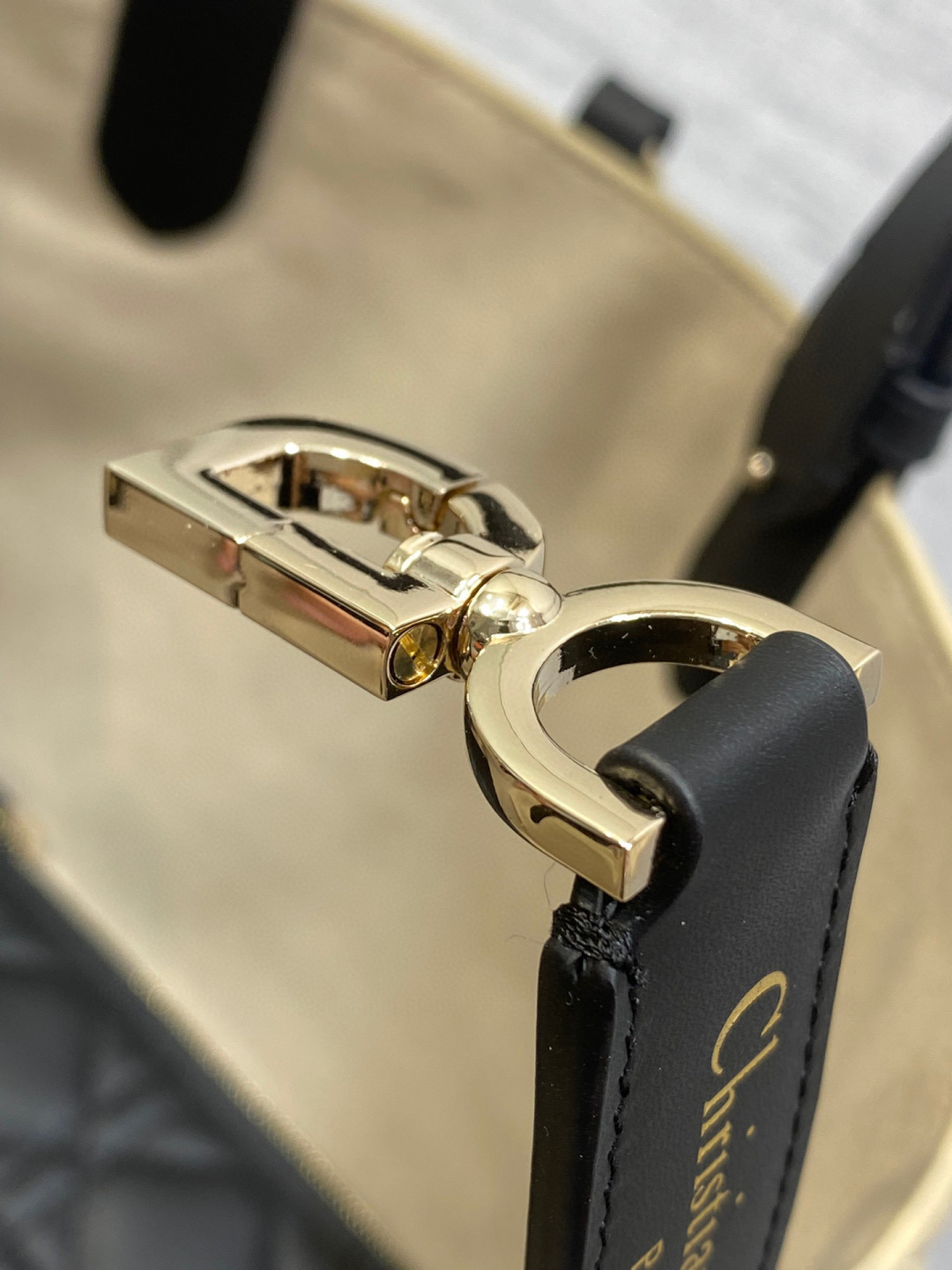 Dior 带着 Toujours 去旅行 超大菱格的设计 搭配 的字母配饰 摩登 感十足 包身结构十分柔软