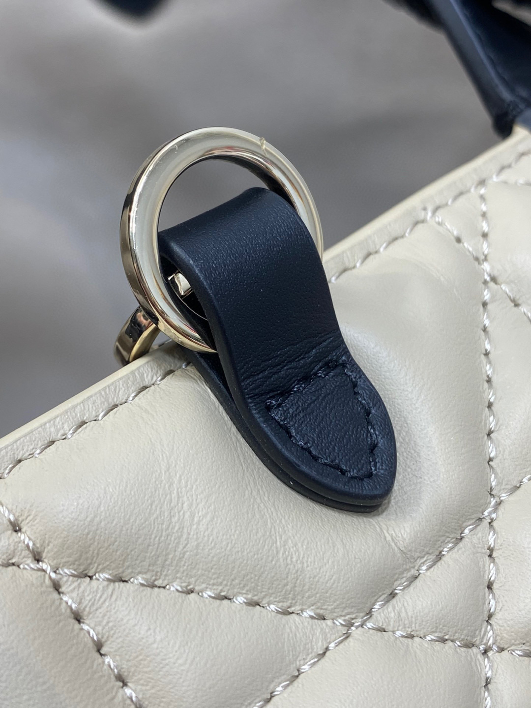 Dior 带着 Toujours 去旅行 超大菱格的设计 搭配 的字母配饰 摩登 感十足 包身结构十分柔软