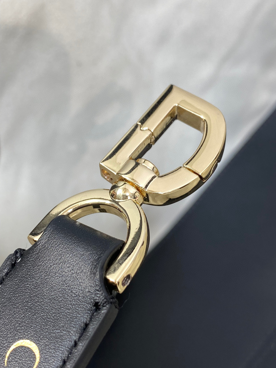 Dior 带着 Toujours 去旅行 超大菱格的设计 搭配 的字母配饰 摩登 感十足 包身结构十分柔软