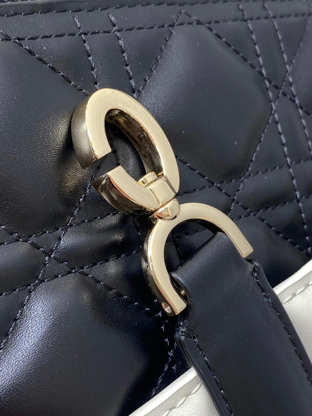 Dior 带着 Toujours 去旅行 超大菱格的设计 搭配 的字母配饰 摩登 感十足 包身结构十分柔软