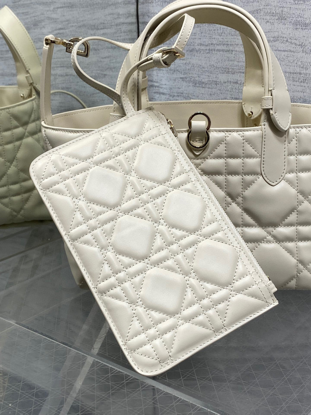 Dior 带着 Toujours 去旅行 超大菱格的设计 搭配 的字母配饰 摩登 感十足 包身结构十分柔软