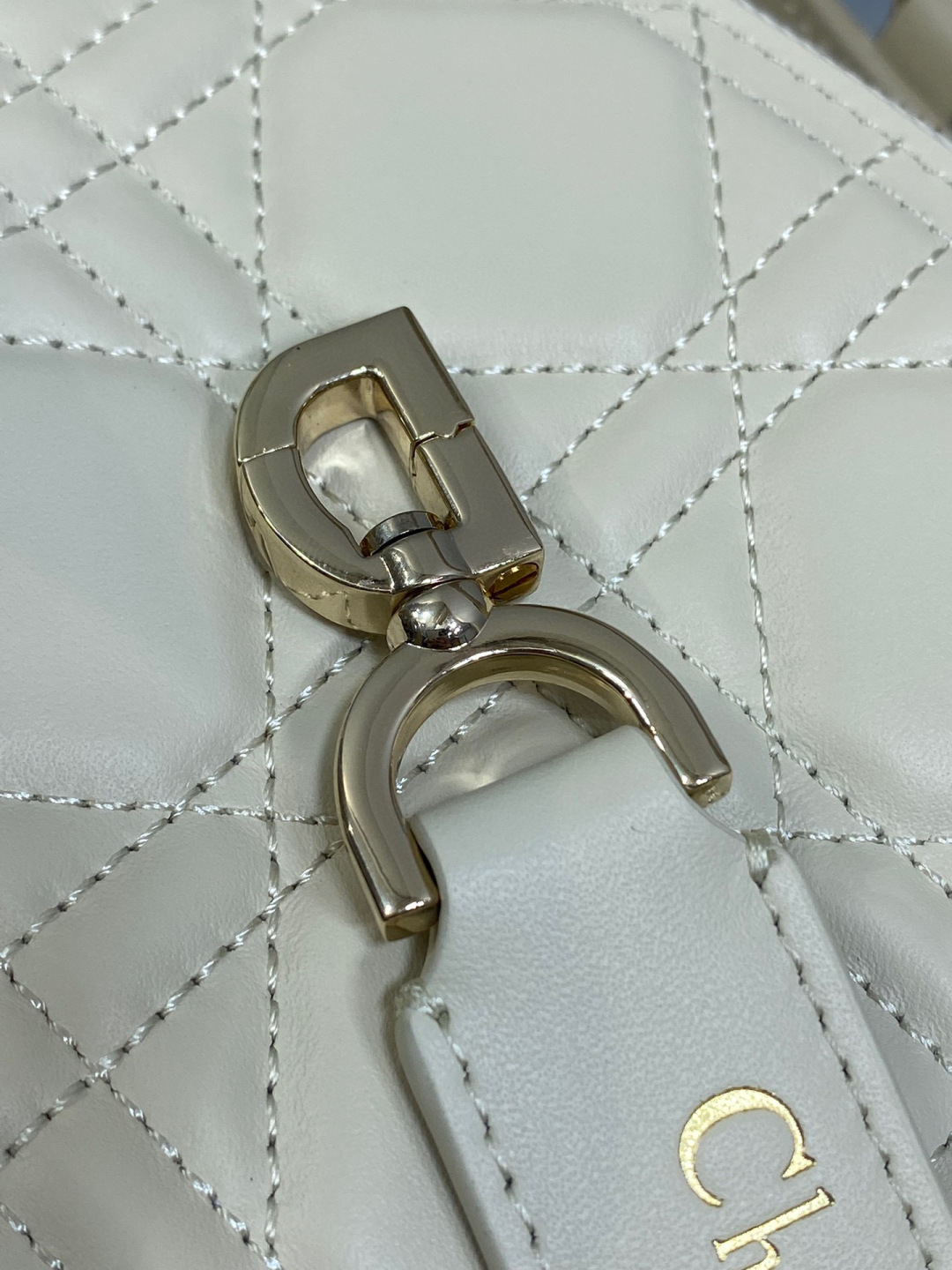 Dior 带着 Toujours 去旅行 超大菱格的设计 搭配 的字母配饰 摩登 感十足 包身结构十分柔软