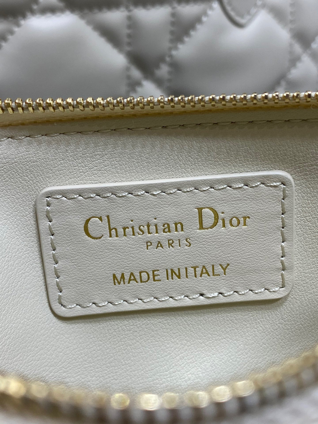 Dior 带着 Toujours 去旅行 超大菱格的设计 搭配 的字母配饰 摩登 感十足 包身结构十分柔软