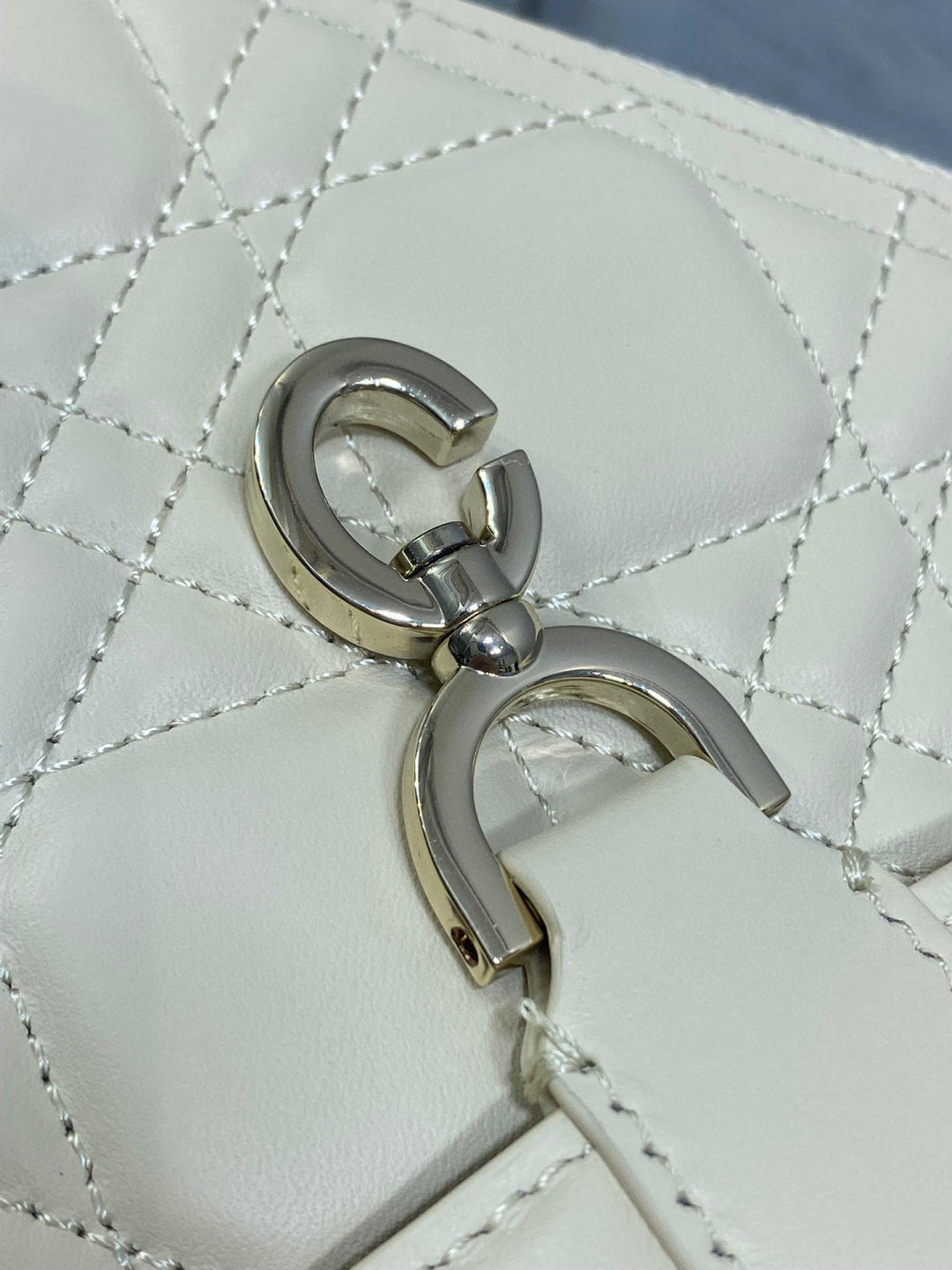 Dior 带着 Toujours 去旅行 超大菱格的设计 搭配 的字母配饰 摩登 感十足 包身结构十分柔软