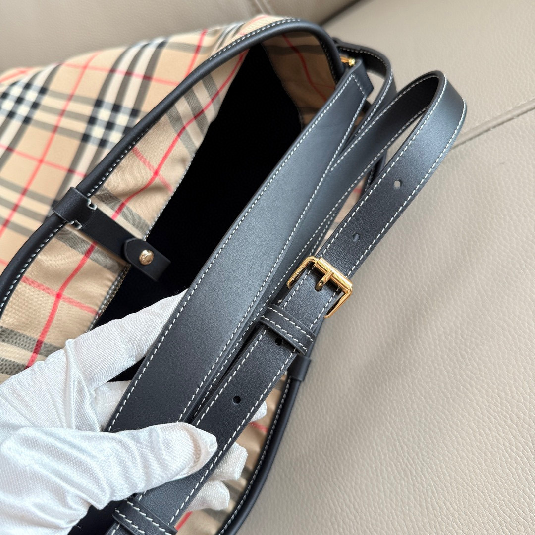 Burberry B家 英伦格纹永不过时 配色高级又百搭 感拉满水桶包型随性又能装 日常通勤、逛街约会