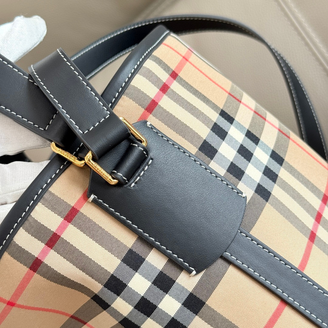 Burberry B家 英伦格纹永不过时 配色高级又百搭 感拉满水桶包型随性又能装 日常通勤、逛街约会
