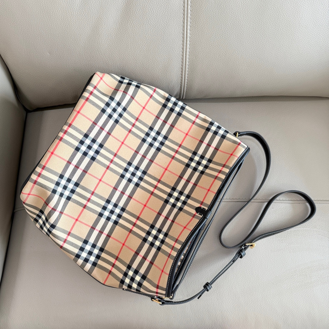 Burberry B家 英伦格纹永不过时 配色高级又百搭 感拉满水桶包型随性又能装 日常通勤、逛街约会