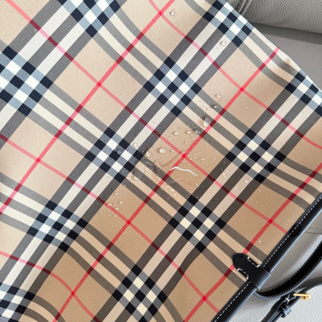 Burberry B家 英伦格纹永不过时 配色高级又百搭 感拉满水桶包型随性又能装 日常通勤、逛街约会