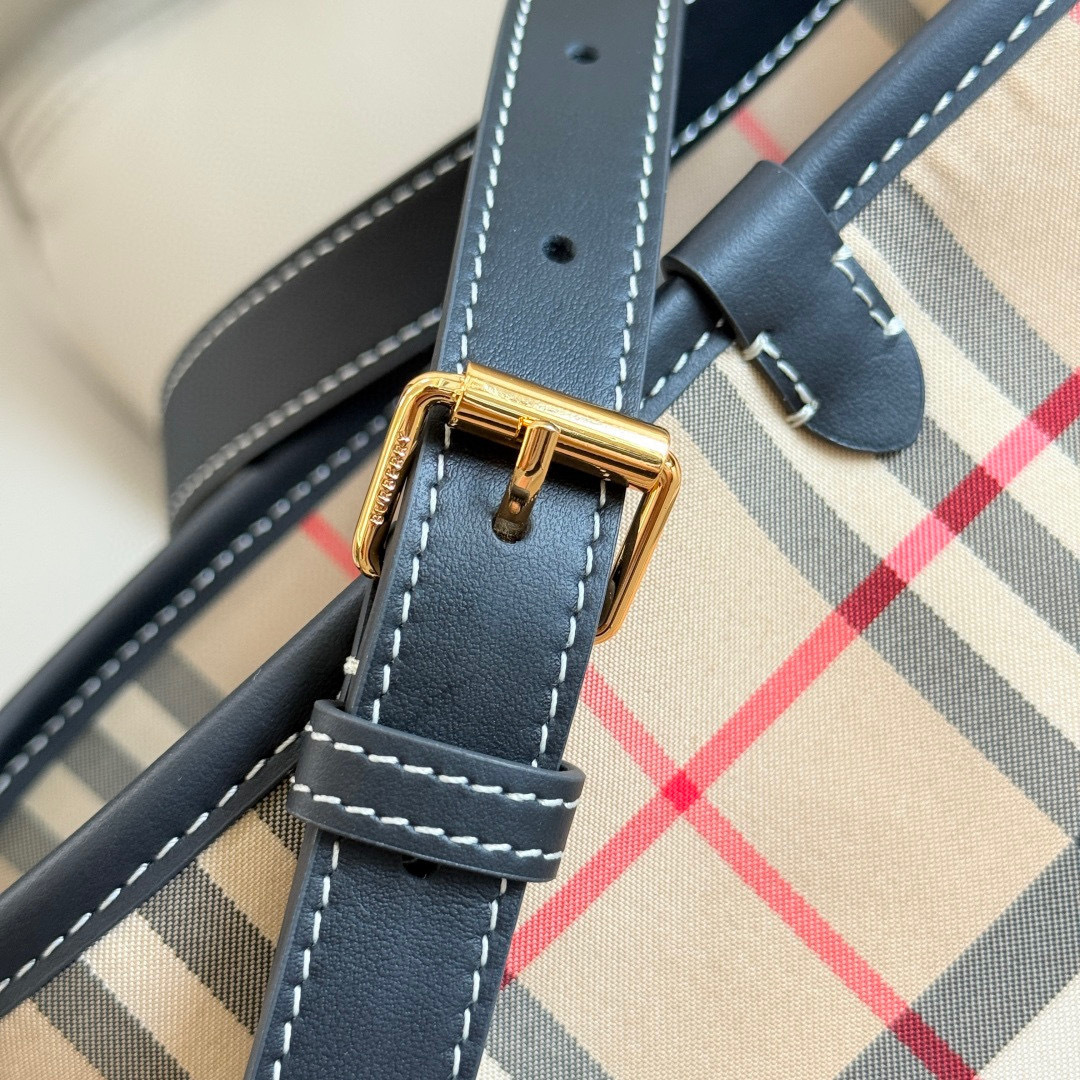 Burberry B家 英伦格纹永不过时 配色高级又百搭 感拉满水桶包型随性又能装 日常通勤、逛街约会