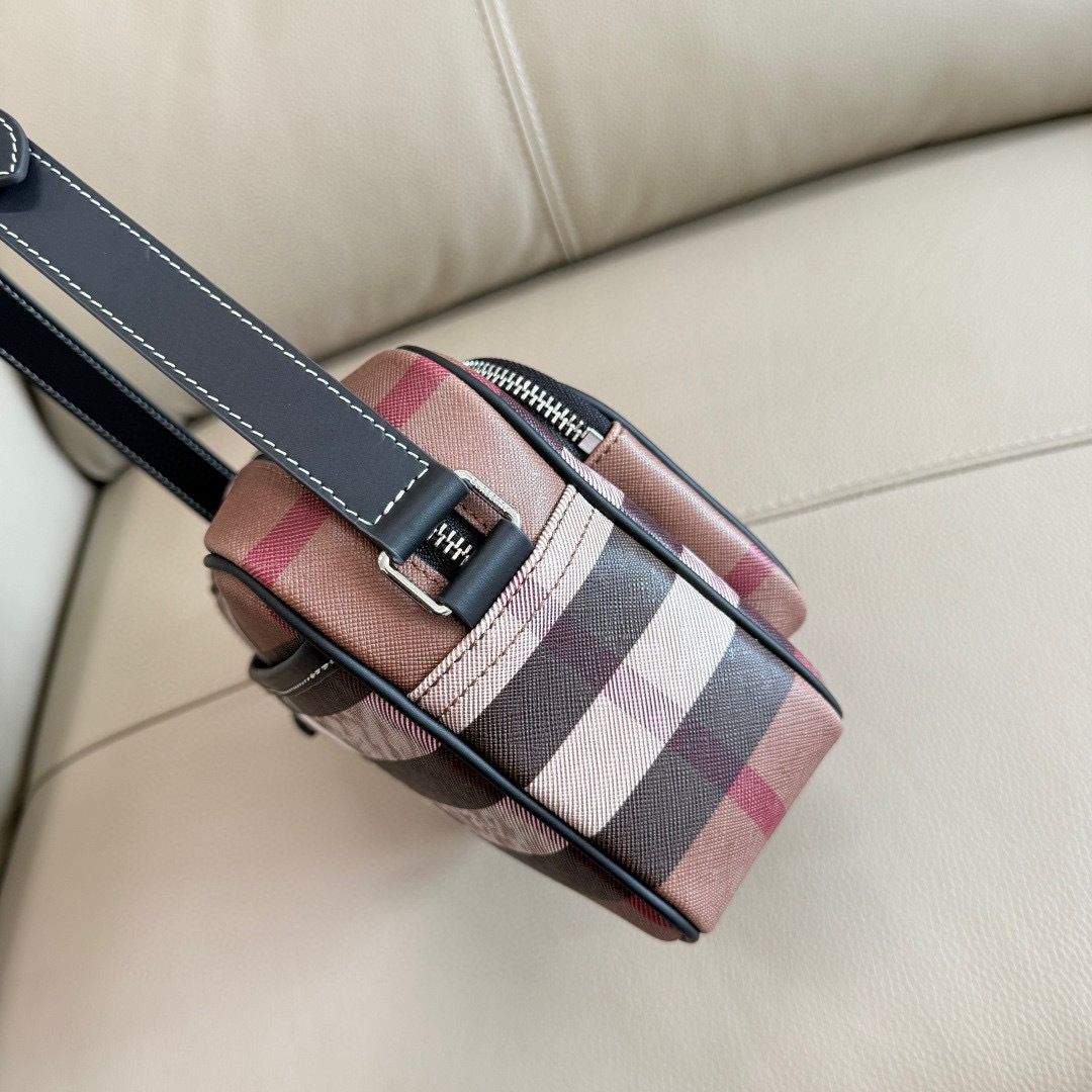 Burberry B家最新啡格斜背包 装饰品牌大号格纹和徽标设计 设有可拆式缉明线皮革背带
