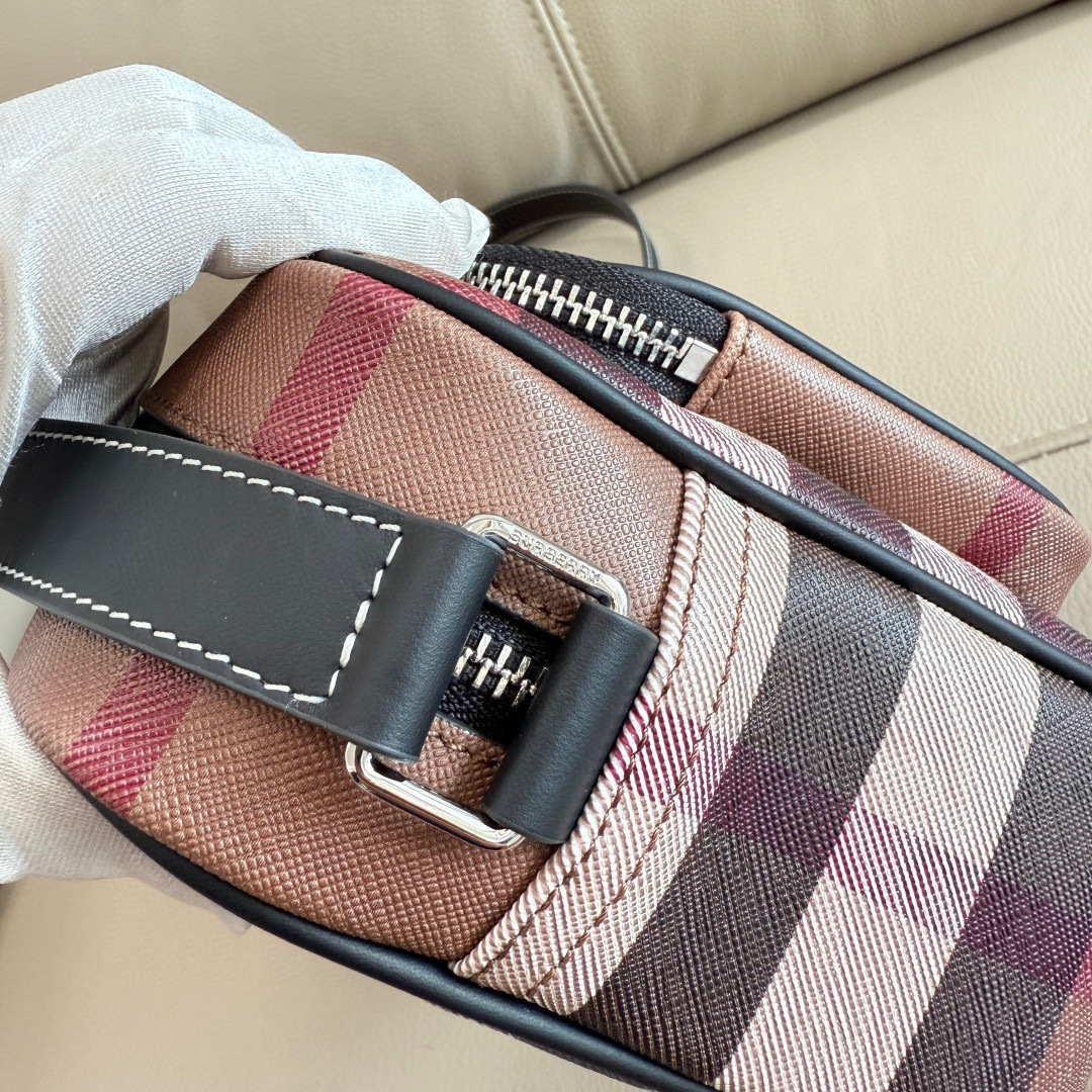Burberry B家最新啡格斜背包 装饰品牌大号格纹和徽标设计 设有可拆式缉明线皮革背带