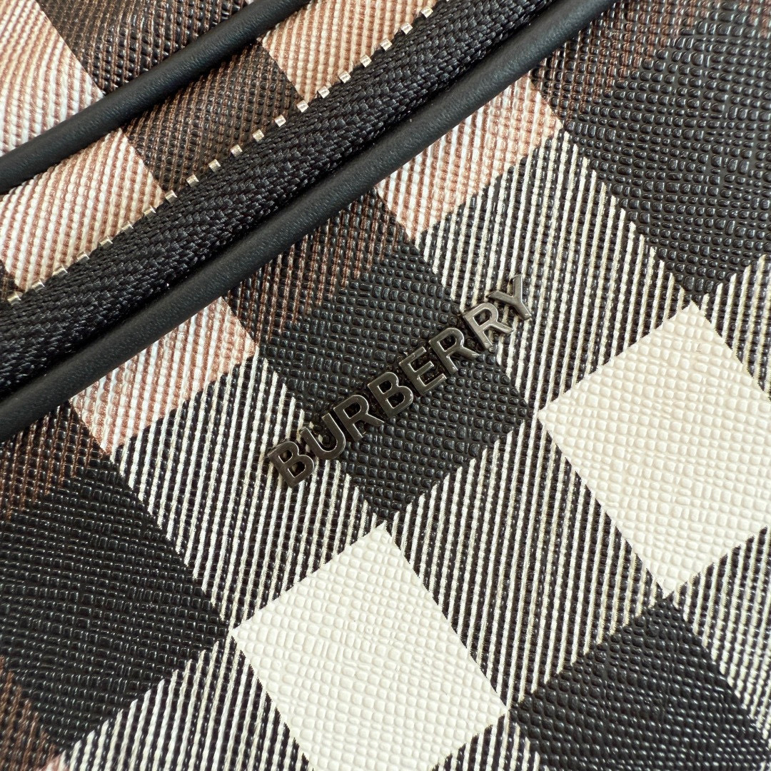 Burberry B家最新啡格斜背包 装饰品牌大号格纹和徽标设计 设有可拆式缉明线皮革背带