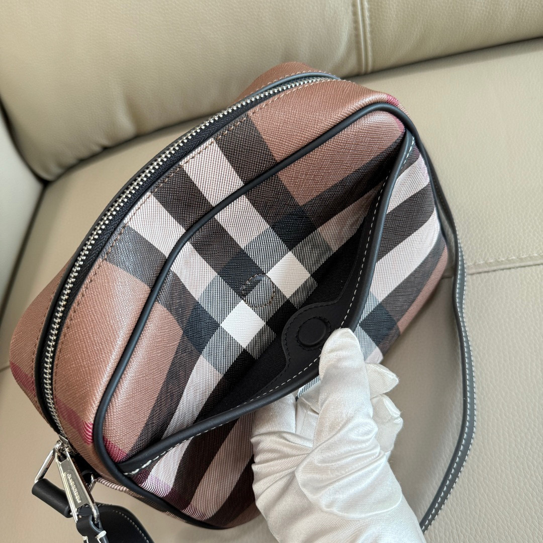 Burberry B家最新啡格斜背包 装饰品牌大号格纹和徽标设计 设有可拆式缉明线皮革背带