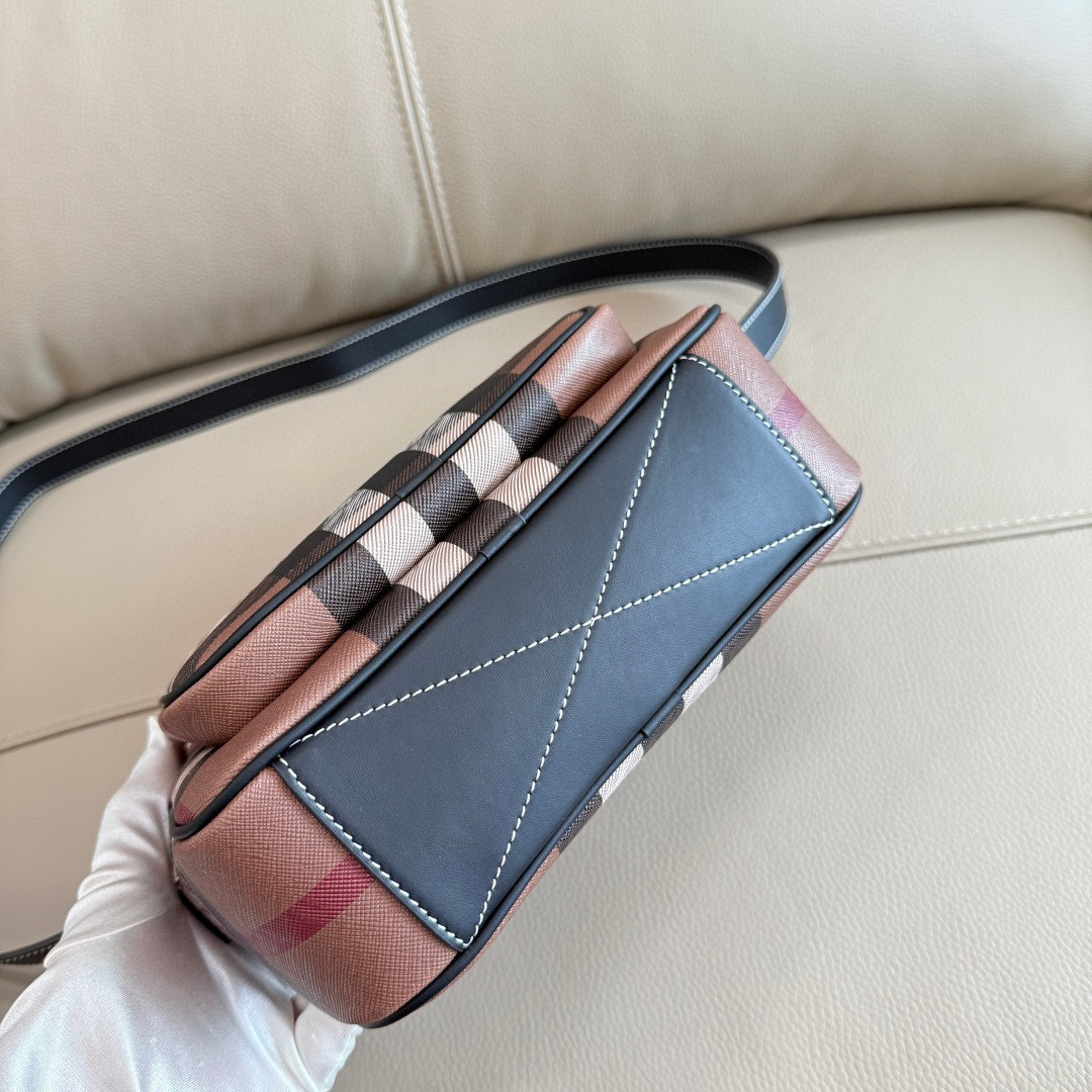 Burberry B家最新啡格斜背包 装饰品牌大号格纹和徽标设计 设有可拆式缉明线皮革背带