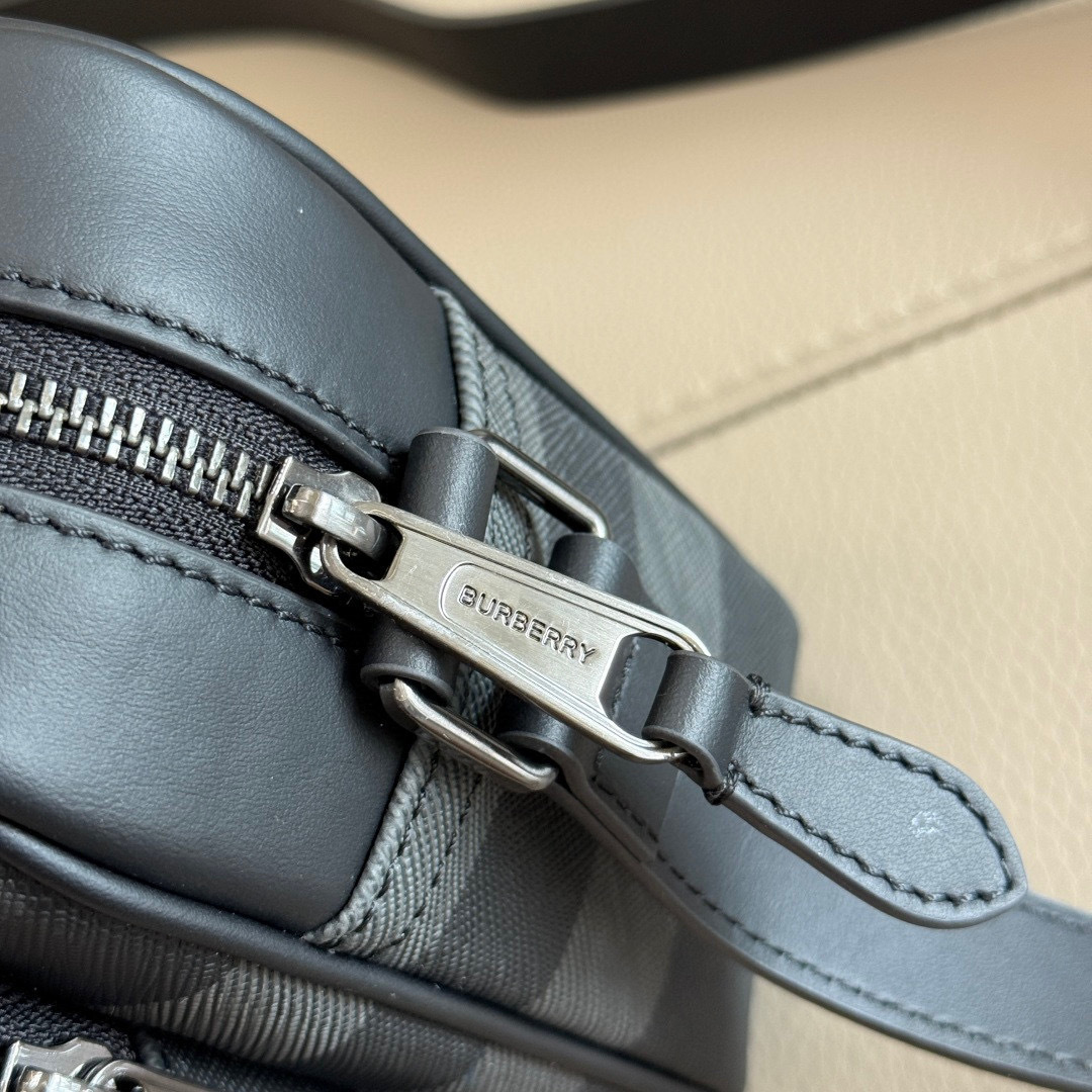 Burberry B家最新碳灰斜背包 装饰品牌大号格纹和徽标设计 设有可拆式缉明线皮革背带