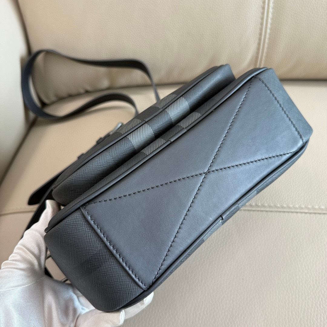 Burberry B家最新碳灰斜背包 装饰品牌大号格纹和徽标设计 设有可拆式缉明线皮革背带