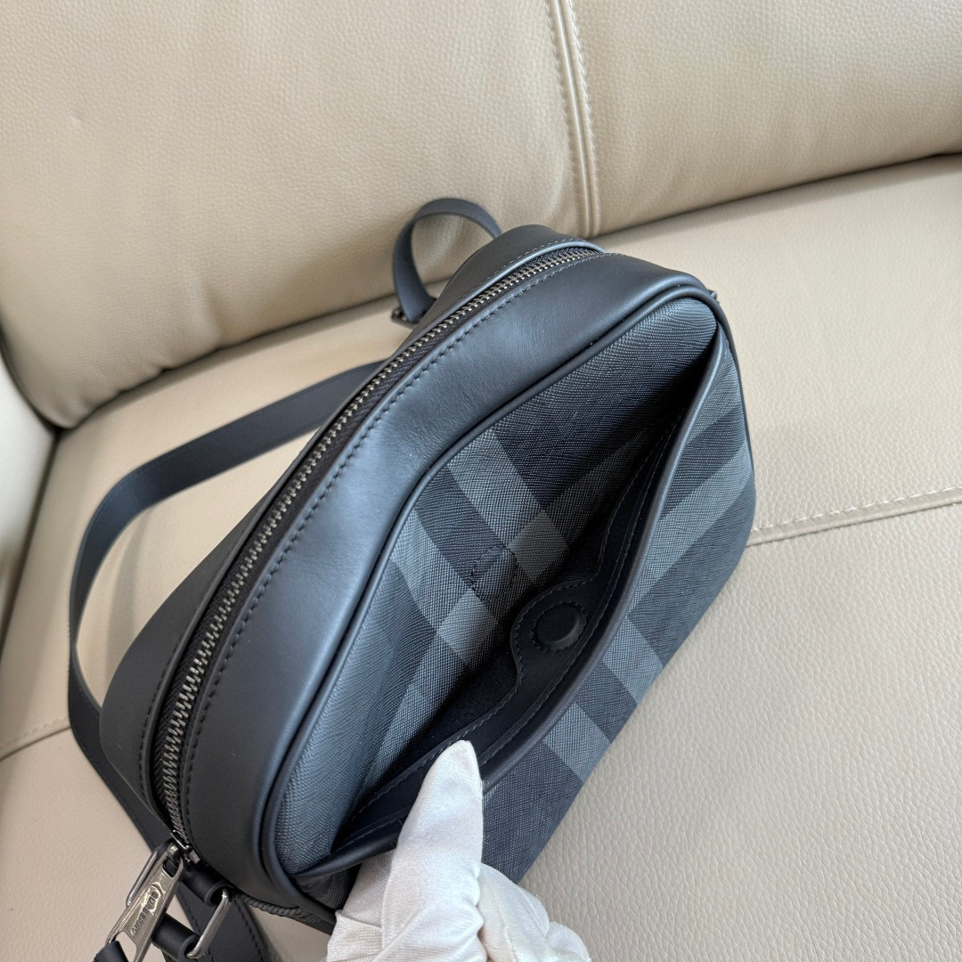 Burberry B家最新碳灰斜背包 装饰品牌大号格纹和徽标设计 设有可拆式缉明线皮革背带