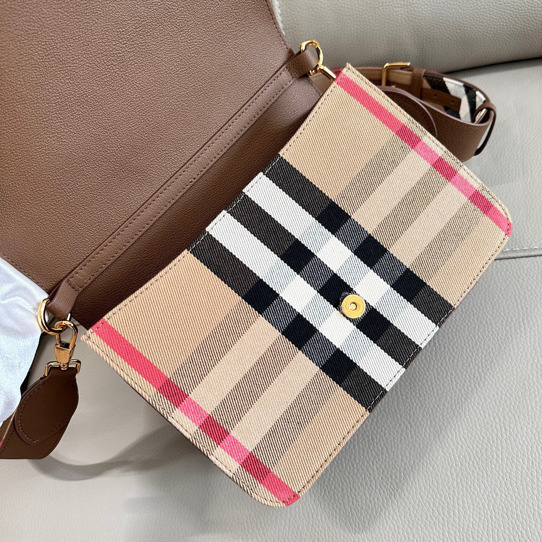 Burberry B家最新格纹挎包配上宽肩带 肩带长短可以自动调节