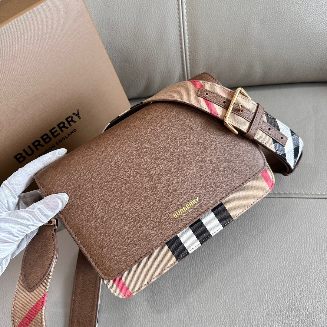 Burberry B家最新格纹挎包配上宽肩带 肩带长短可以自动调节