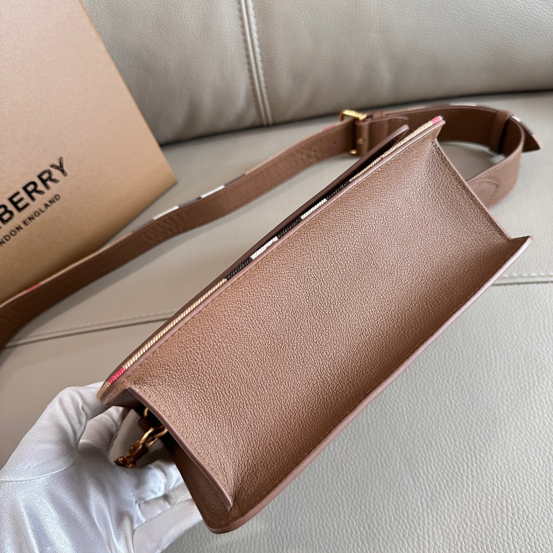 Burberry B家最新格纹挎包配上宽肩带 肩带长短可以自动调节
