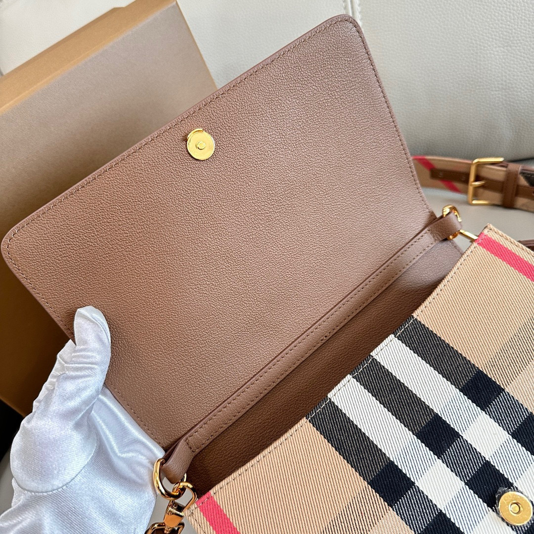 Burberry B家最新格纹挎包配上宽肩带 肩带长短可以自动调节