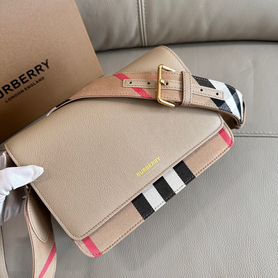 Burberry B家最新格纹挎包配上宽肩带 肩带长短可以自动调节