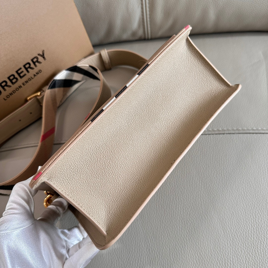 Burberry B家最新格纹挎包配上宽肩带 肩带长短可以自动调节