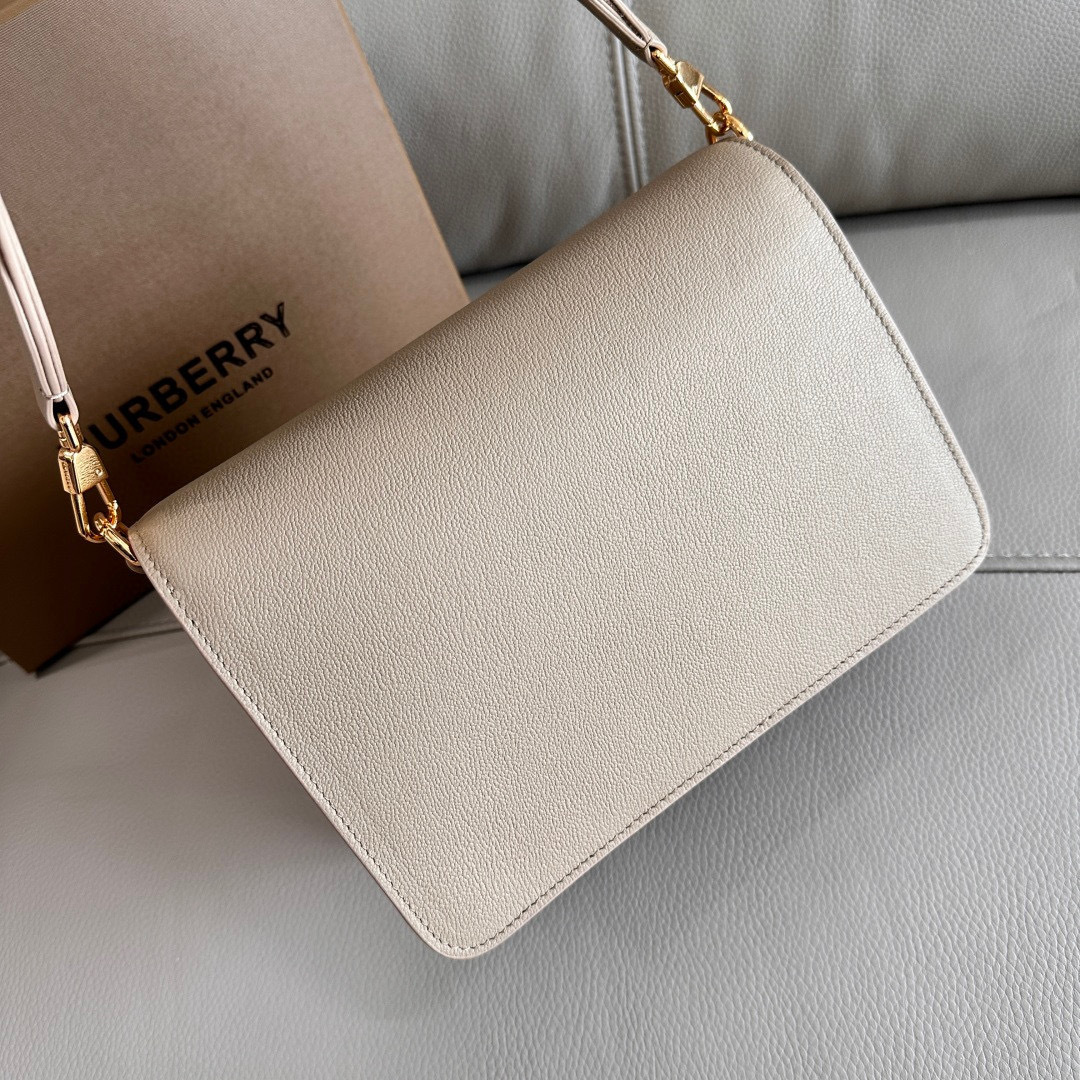 Burberry B家最新格纹挎包配上宽肩带 肩带长短可以自动调节