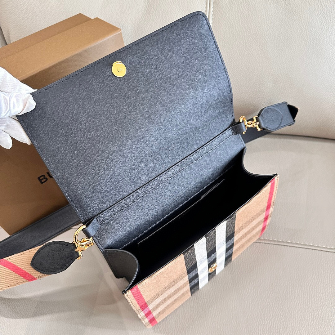 Burberry B家最新格纹挎包配上宽肩带 肩带长短可以自动调节