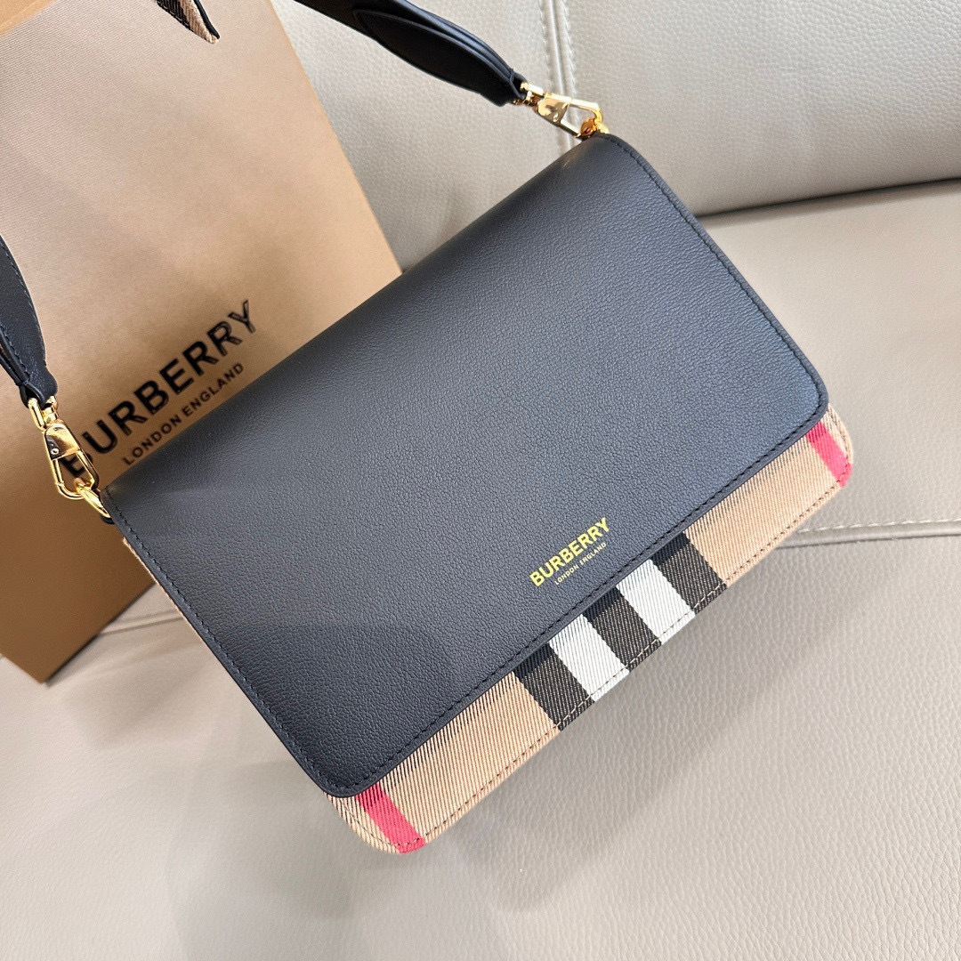 Burberry B家最新格纹挎包配上宽肩带 肩带长短可以自动调节