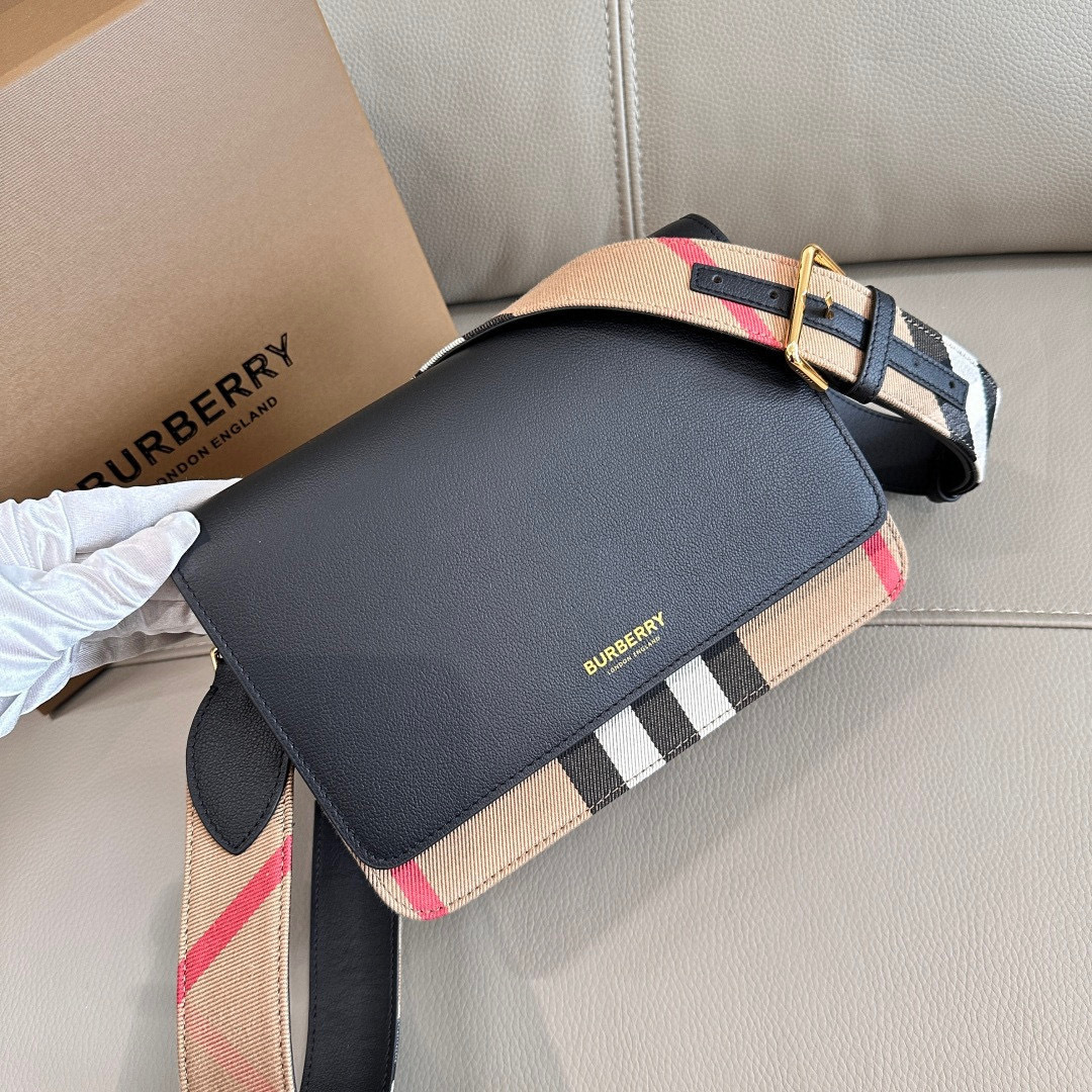 Burberry B家最新格纹挎包配上宽肩带 肩带长短可以自动调节