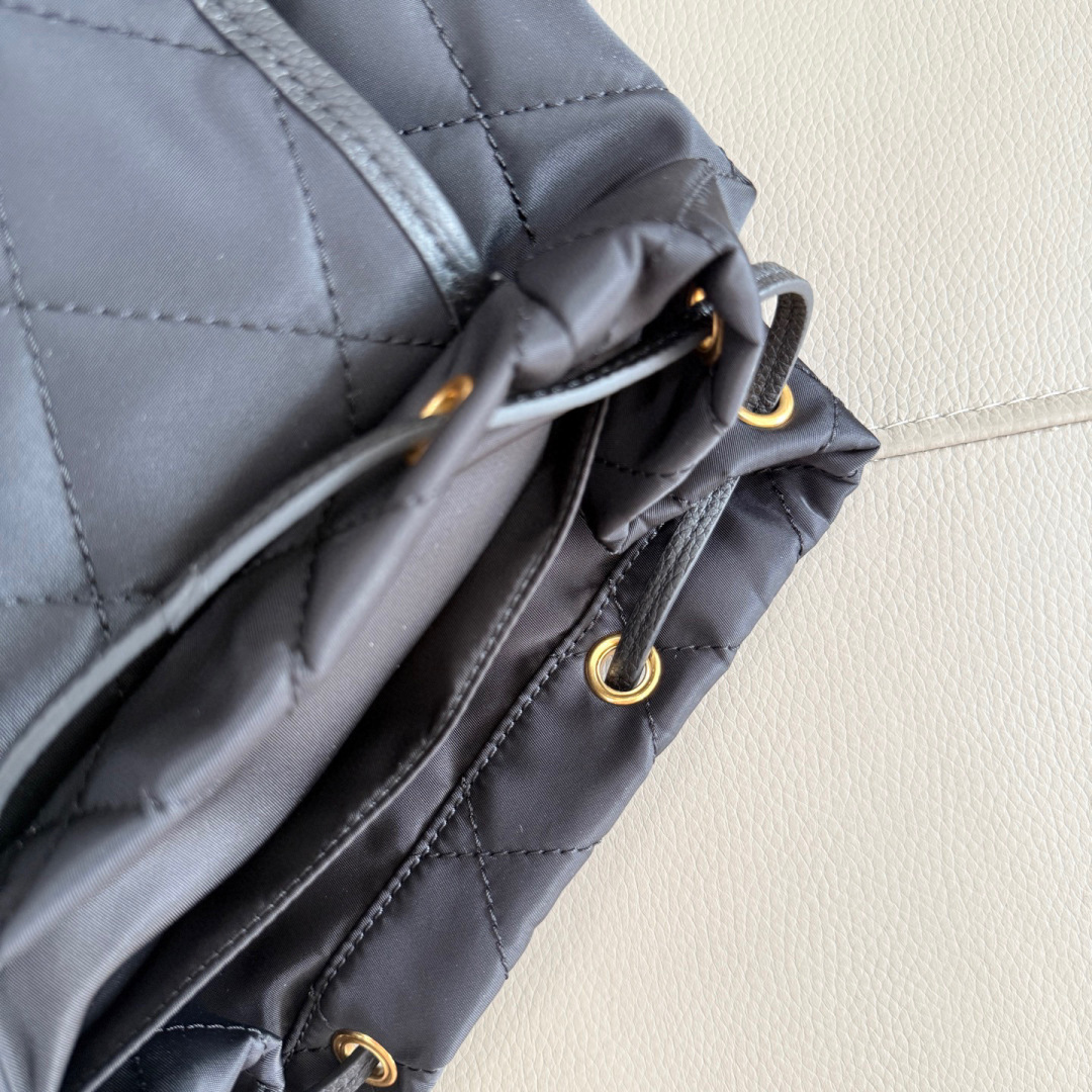 Burberry B家最新Horseshoe 双肩包 汲取英伦田园雅致灵感 选用绗缝尼龙面料打造