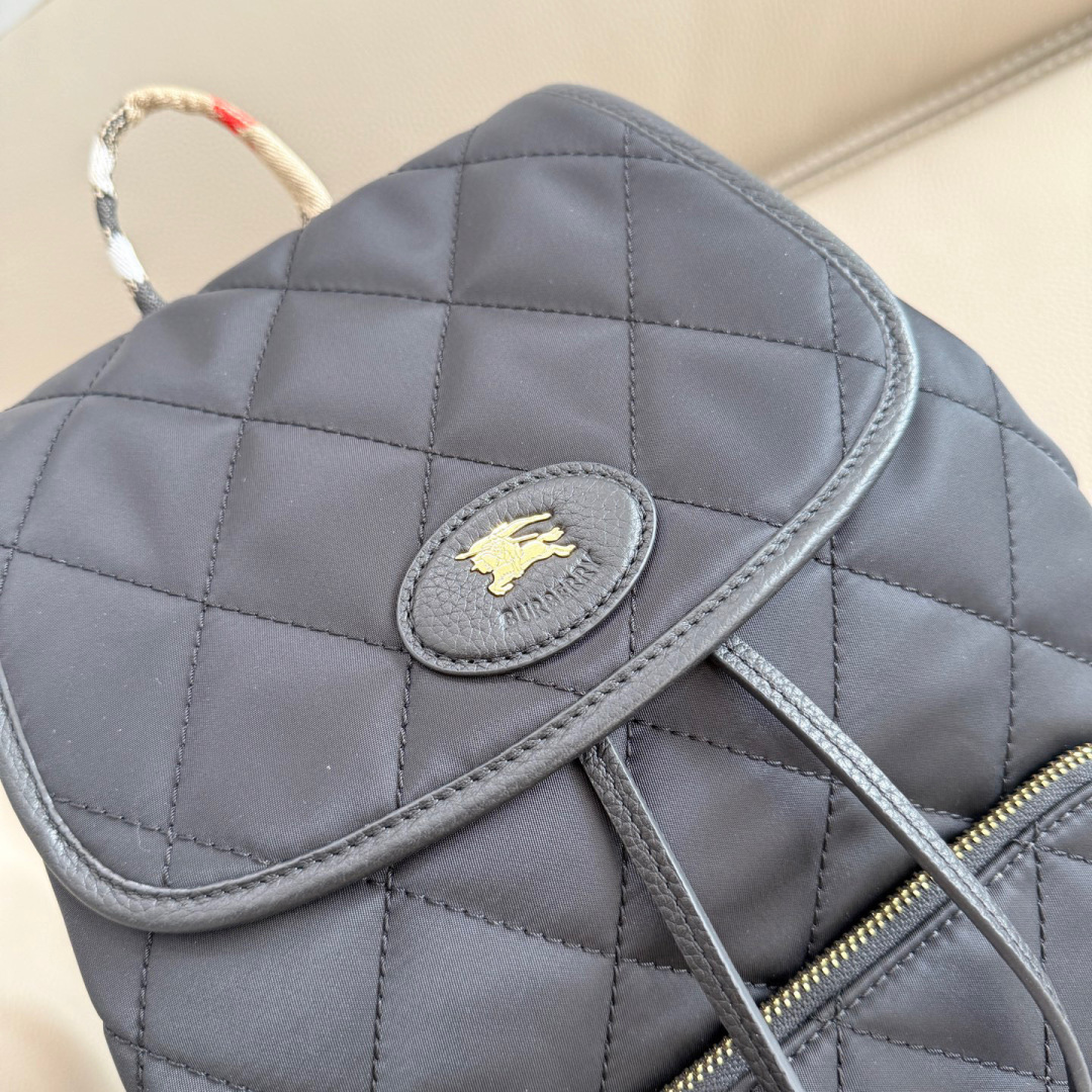 Burberry B家最新Horseshoe 双肩包 汲取英伦田园雅致灵感 选用绗缝尼龙面料打造