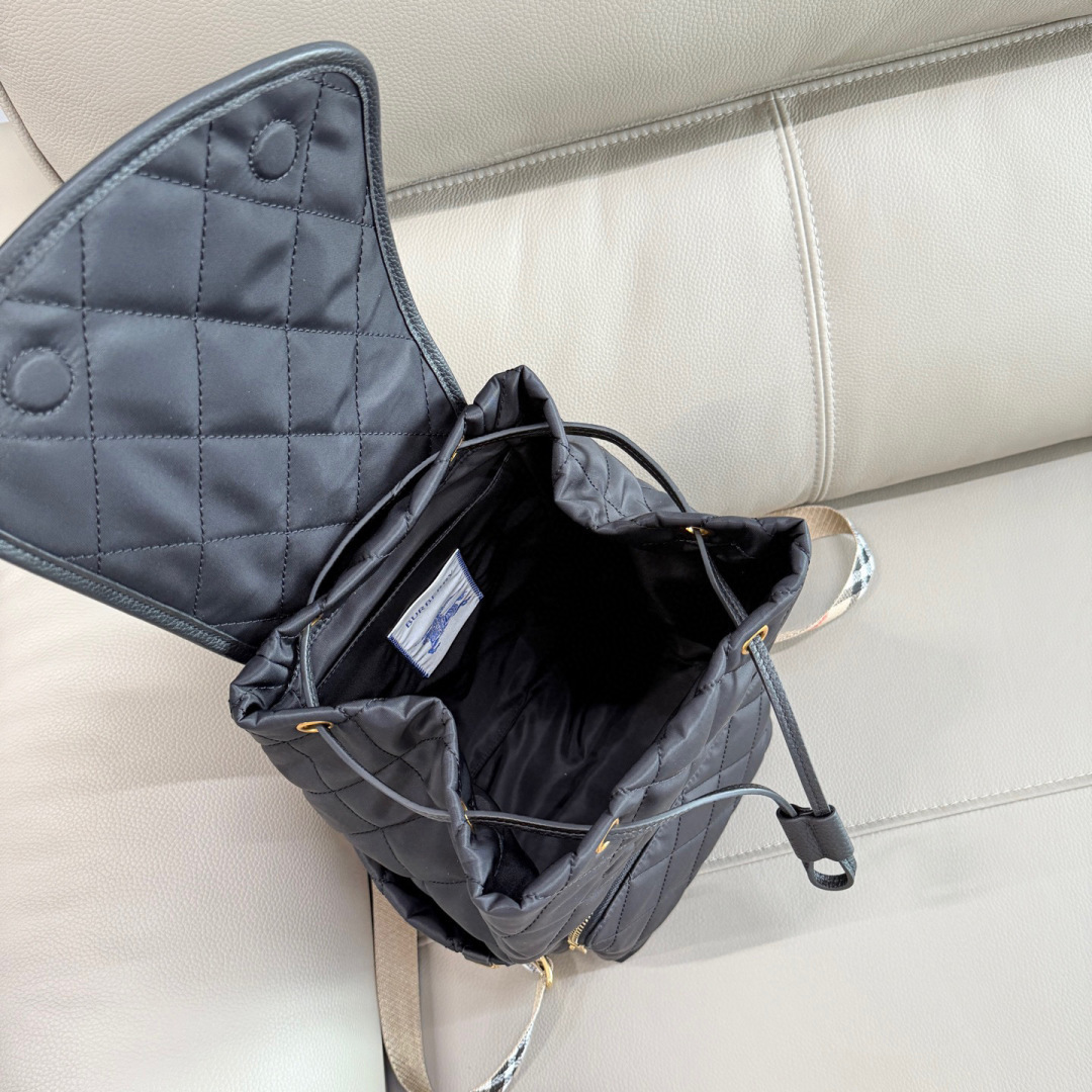 Burberry B家最新Horseshoe 双肩包 汲取英伦田园雅致灵感 选用绗缝尼龙面料打造
