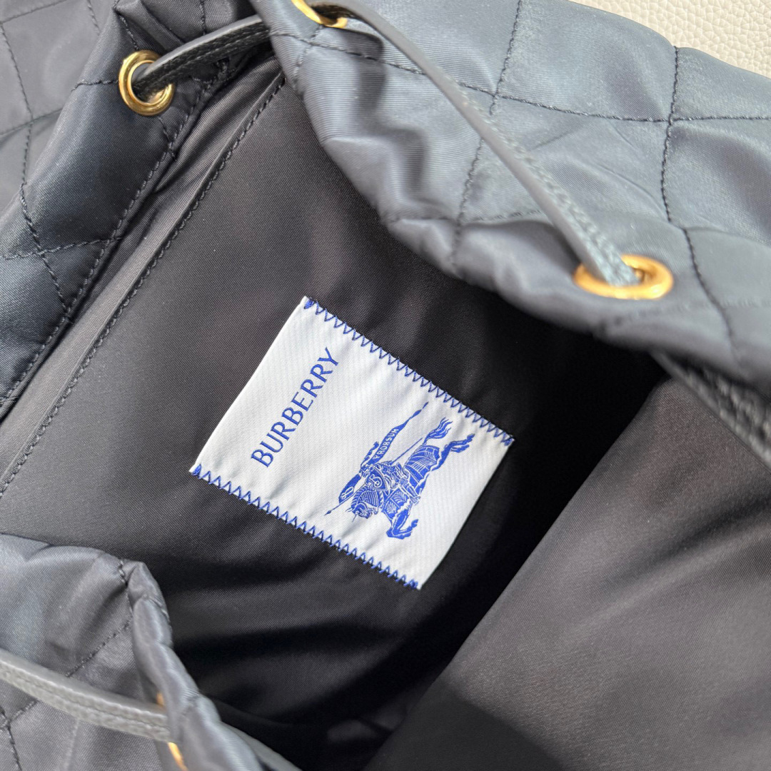 Burberry B家最新Horseshoe 双肩包 汲取英伦田园雅致灵感 选用绗缝尼龙面料打造