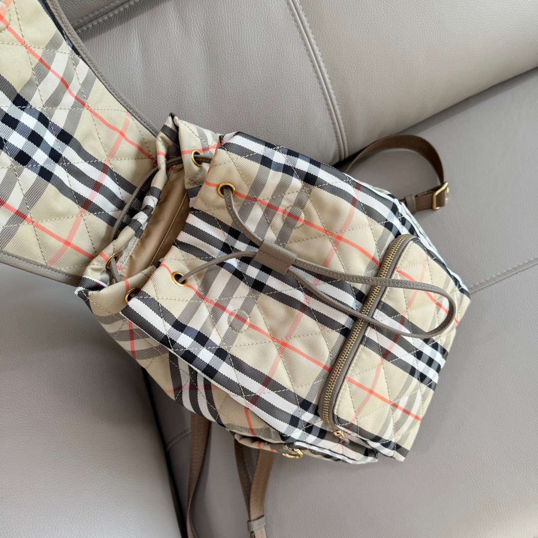 Burberry 新款柔软立挺的 Horseshoe 双肩包 汲取英伦田园雅致灵感 选用绗缝尼龙面料打造