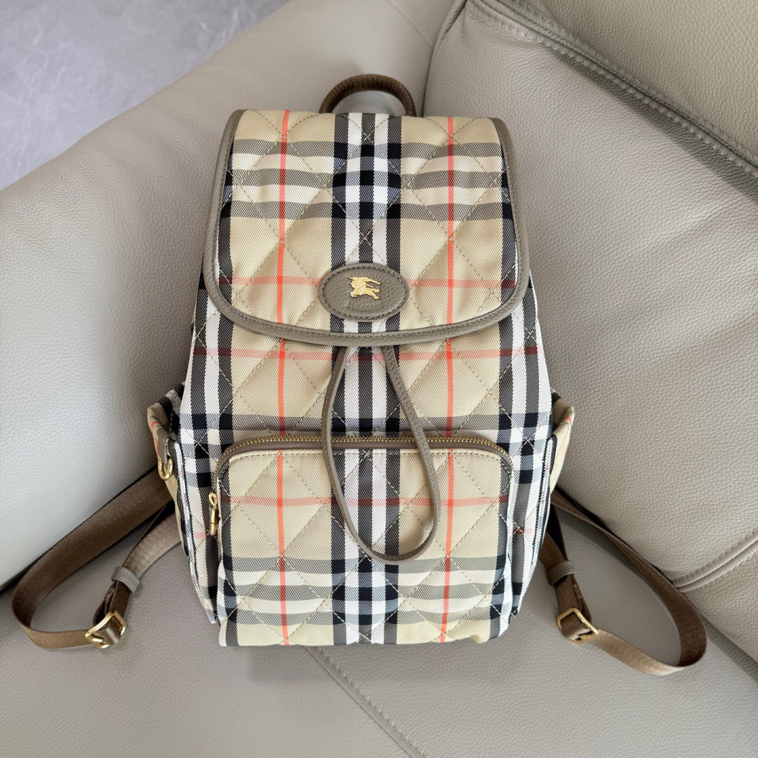 Burberry 新款柔软立挺的 Horseshoe 双肩包 汲取英伦田园雅致灵感 选用绗缝尼龙面料打造