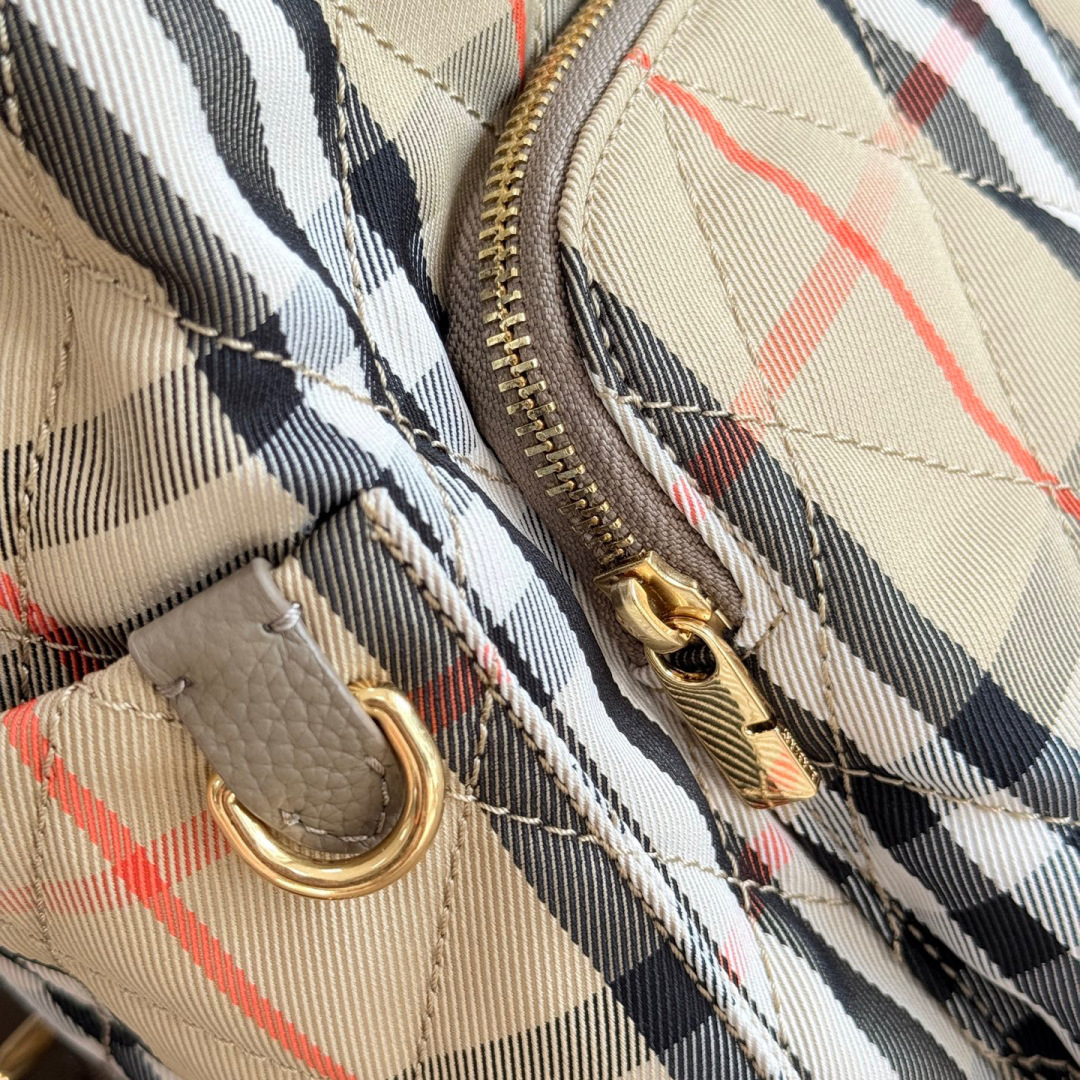 Burberry 新款柔软立挺的 Horseshoe 双肩包 汲取英伦田园雅致灵感 选用绗缝尼龙面料打造