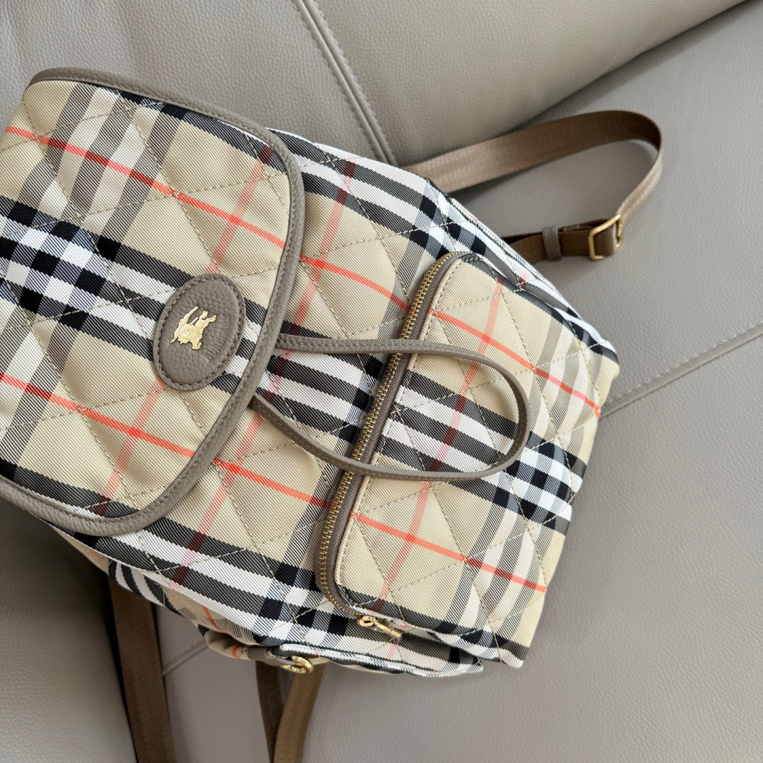Burberry 新款柔软立挺的 Horseshoe 双肩包 汲取英伦田园雅致灵感 选用绗缝尼龙面料打造