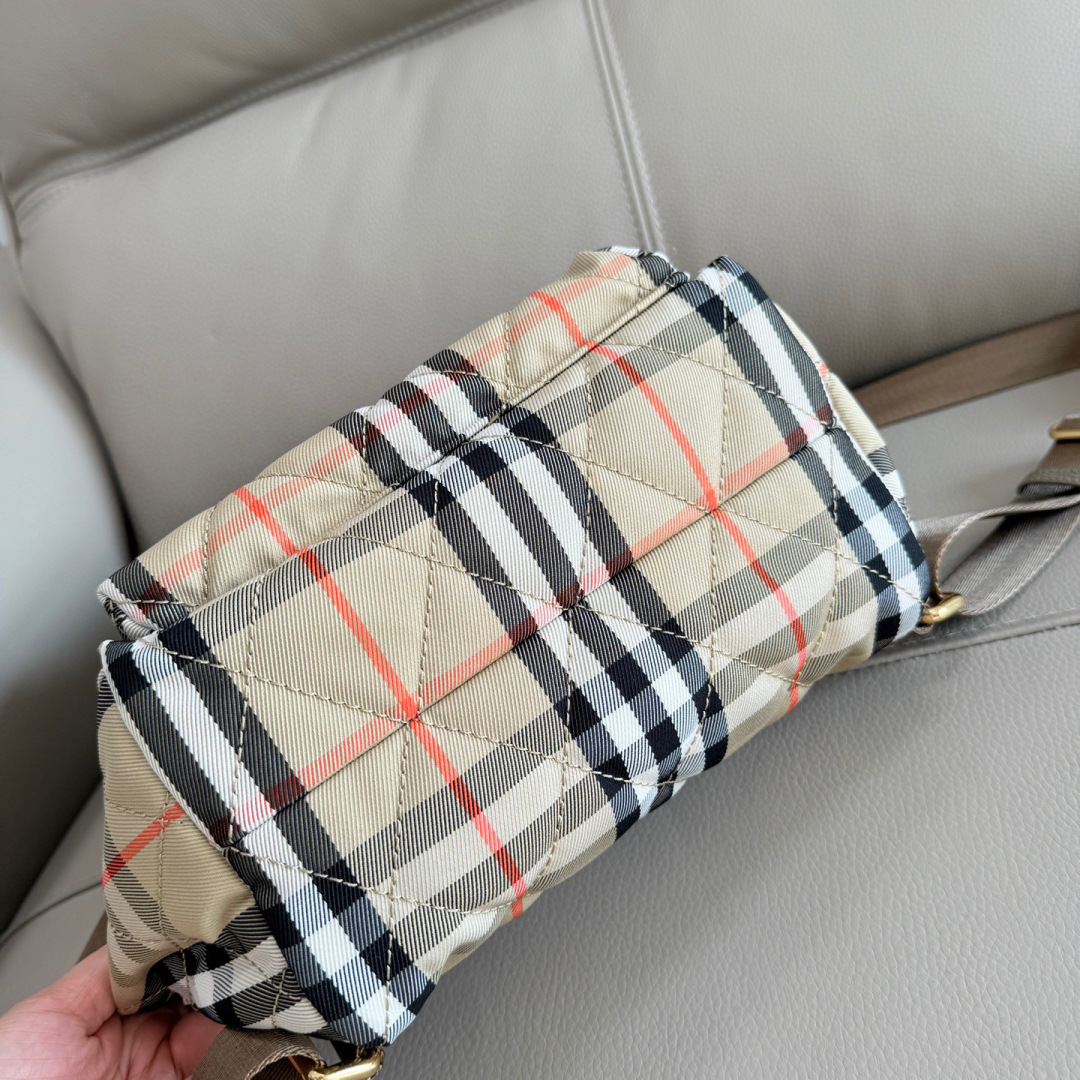 Burberry 新款柔软立挺的 Horseshoe 双肩包 汲取英伦田园雅致灵感 选用绗缝尼龙面料打造