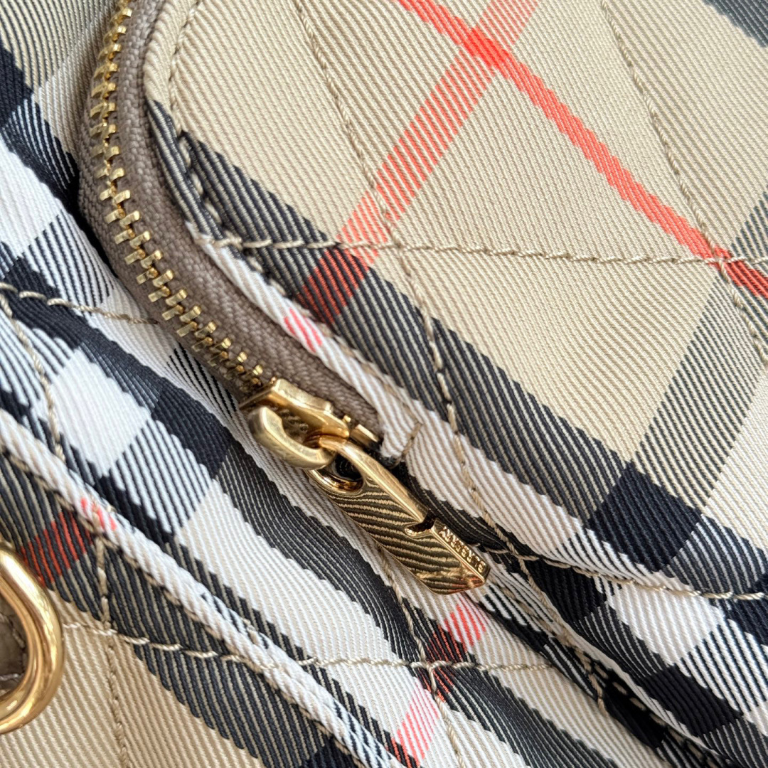 Burberry 新款柔软立挺的 Horseshoe 双肩包 汲取英伦田园雅致灵感 选用绗缝尼龙面料打造