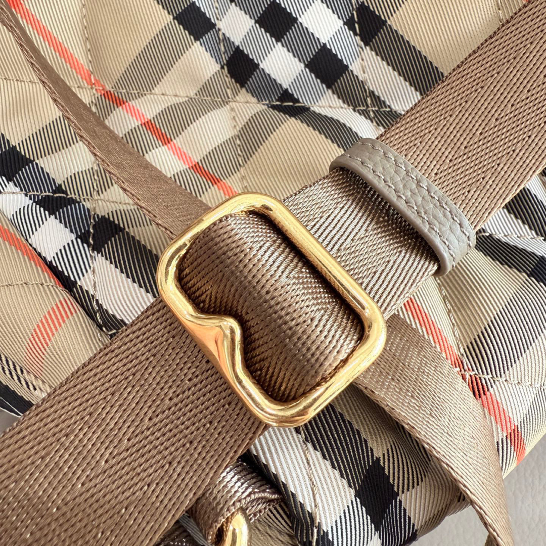 Burberry 新款柔软立挺的 Horseshoe 双肩包 汲取英伦田园雅致灵感 选用绗缝尼龙面料打造