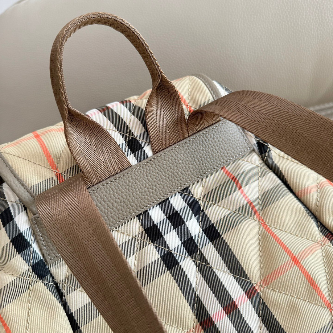 Burberry 新款柔软立挺的 Horseshoe 双肩包 汲取英伦田园雅致灵感 选用绗缝尼龙面料打造