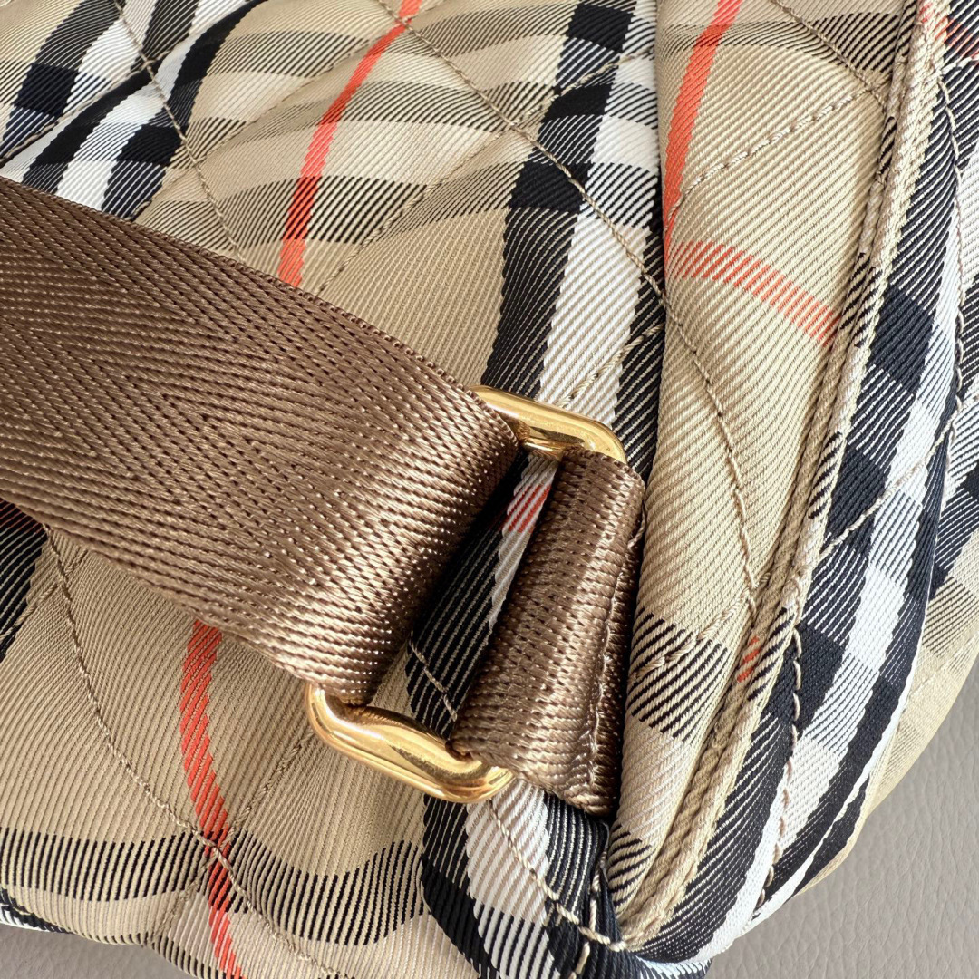 Burberry 新款柔软立挺的 Horseshoe 双肩包 汲取英伦田园雅致灵感 选用绗缝尼龙面料打造