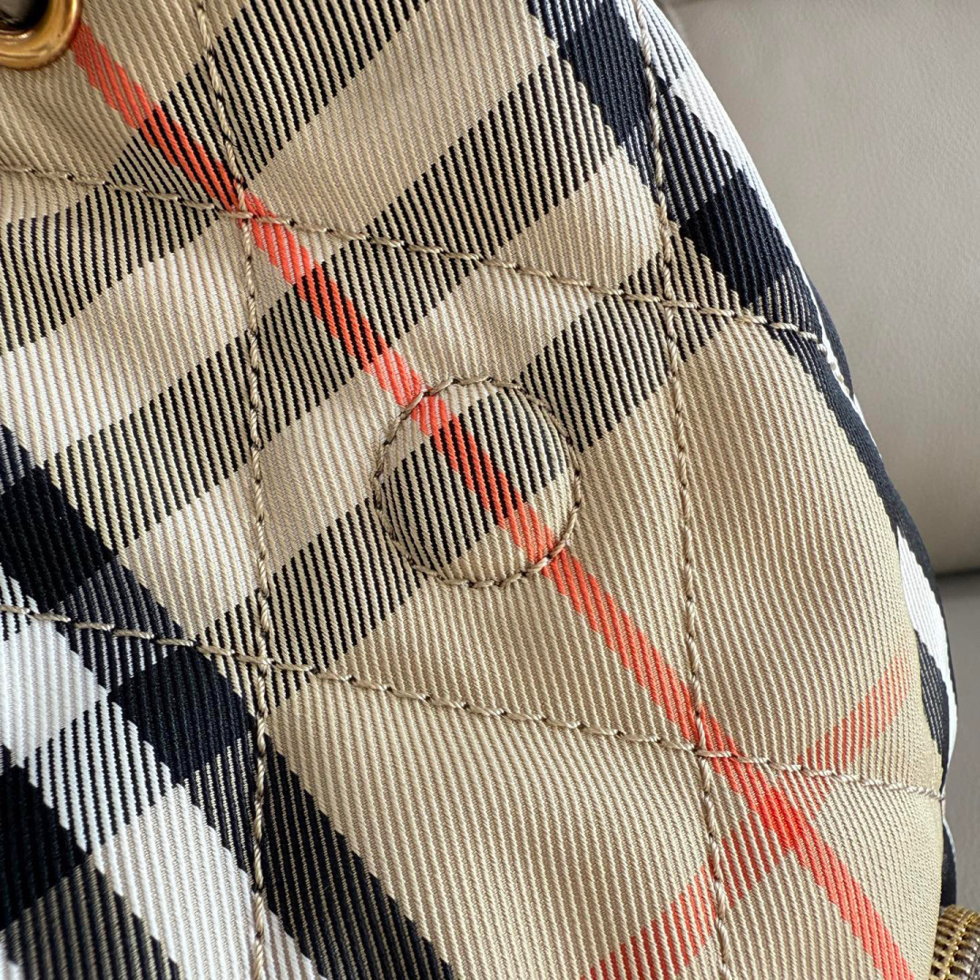 Burberry 新款柔软立挺的 Horseshoe 双肩包 汲取英伦田园雅致灵感 选用绗缝尼龙面料打造